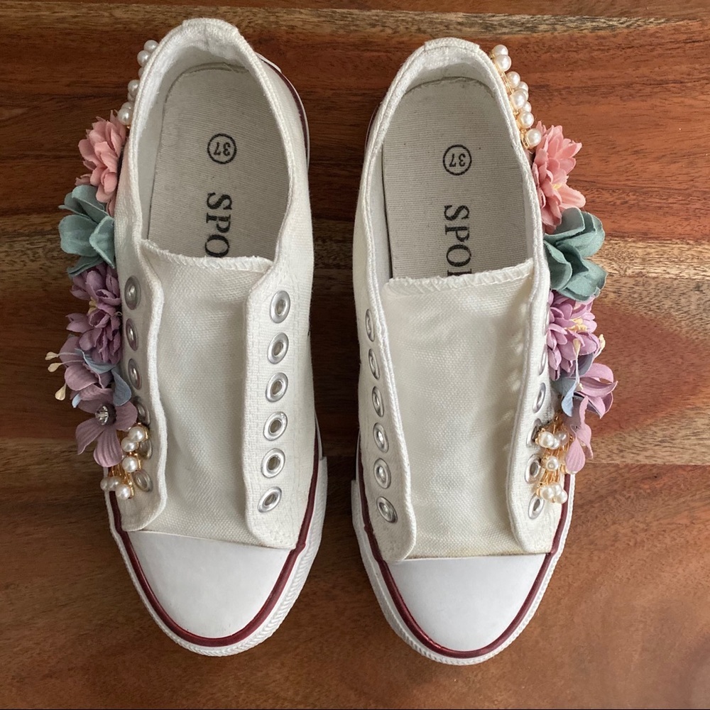Gorgeous Unique Flower Decorated Low Rise Sneakers - Picture 6 of 8